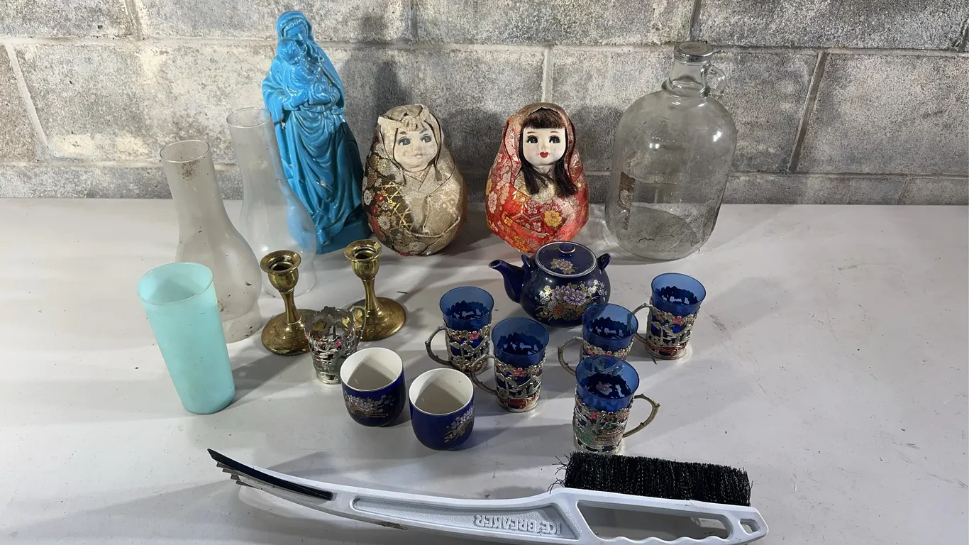 Oil lamp chimneys & decor