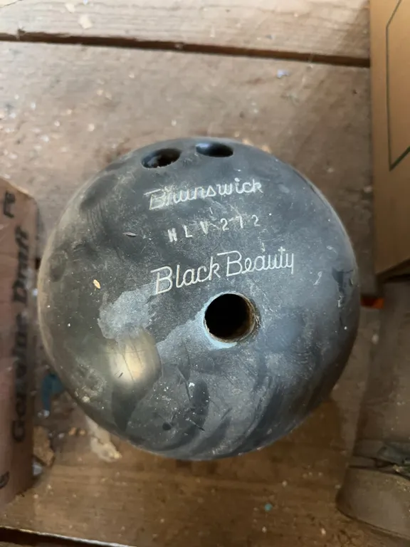 (2)- bowling ball�s ( 1 doesn't have finger holes )