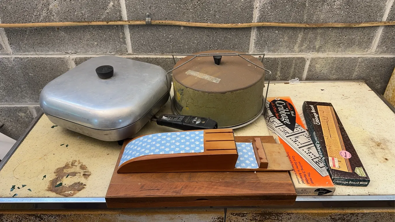 Cake/pie container, kitchen knives, cribbage game & more