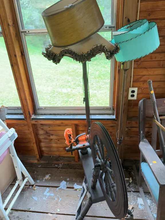 Floor lamp & spinning wheel/lamp