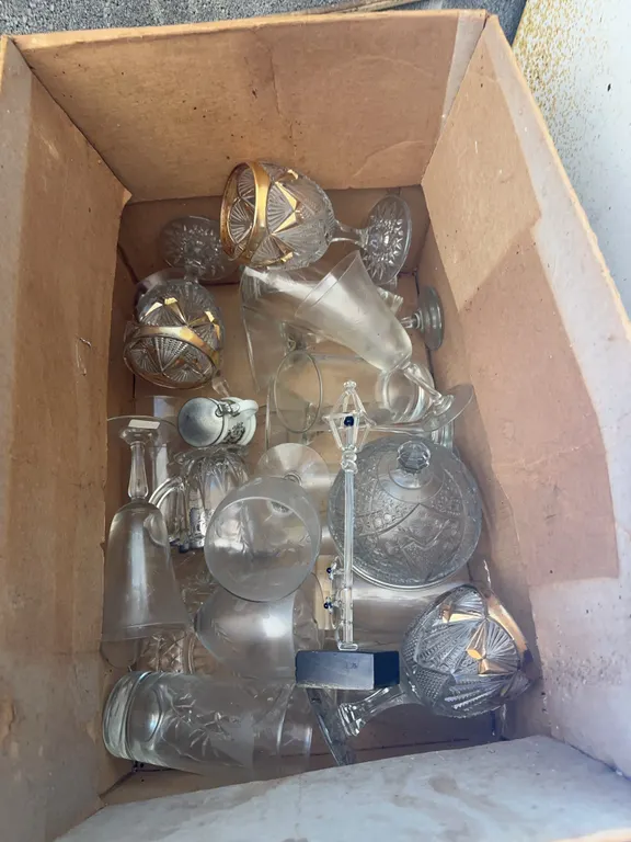 Lot of assorted glassware