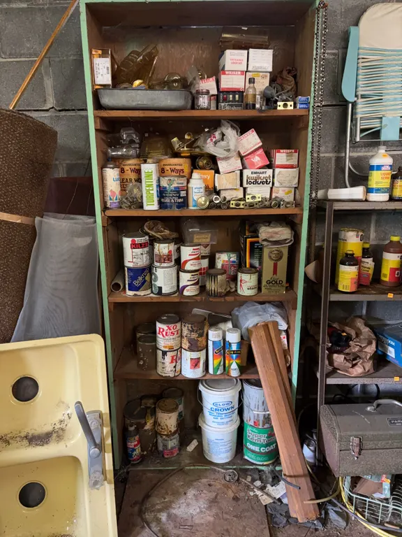Wooden shelf & contents