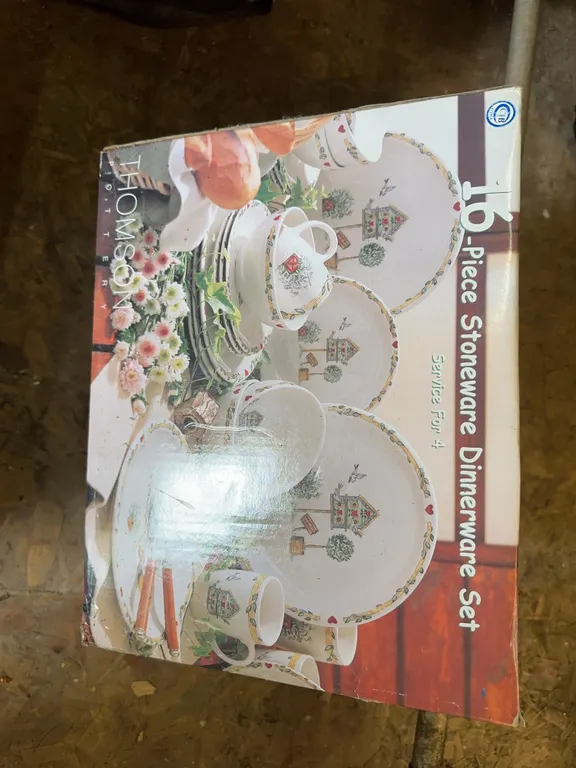 (16) piece stoneware dinnnerware set
