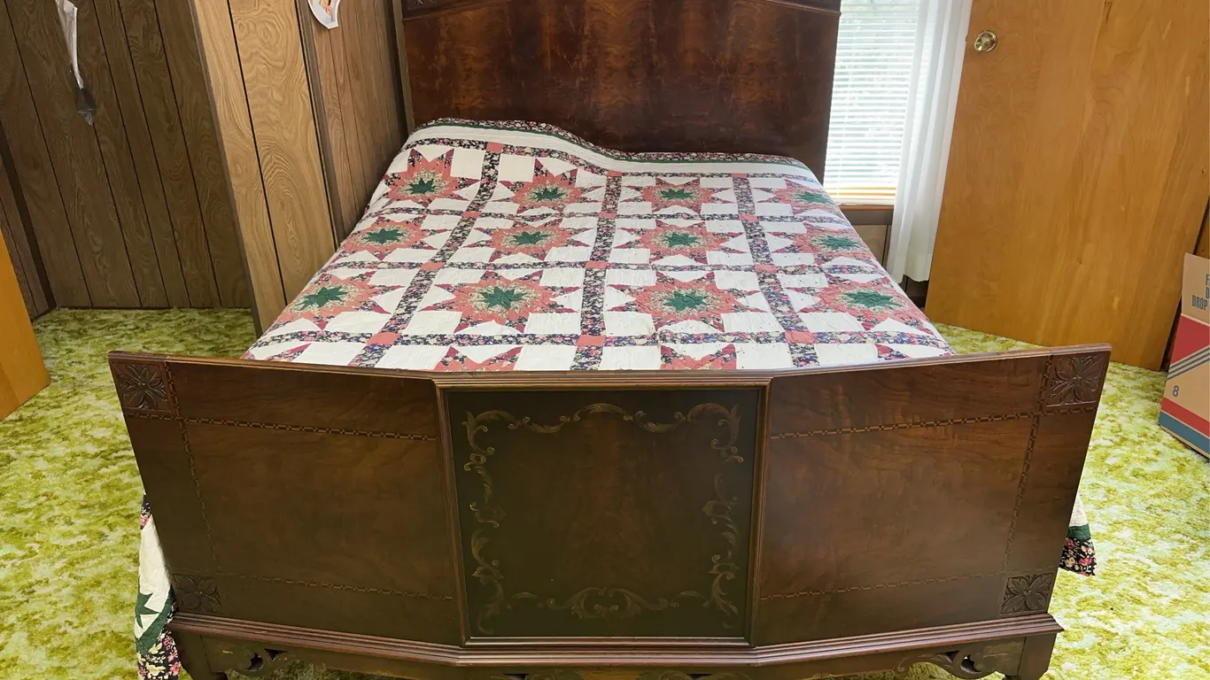 Full-size Bed with Quilt