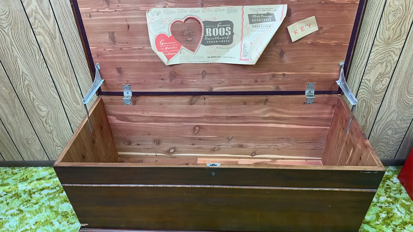 Cedar chest (18.5x44.5x21)