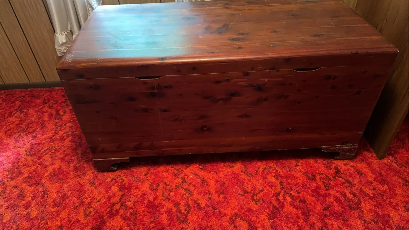 Cedar chest (23x48x23)