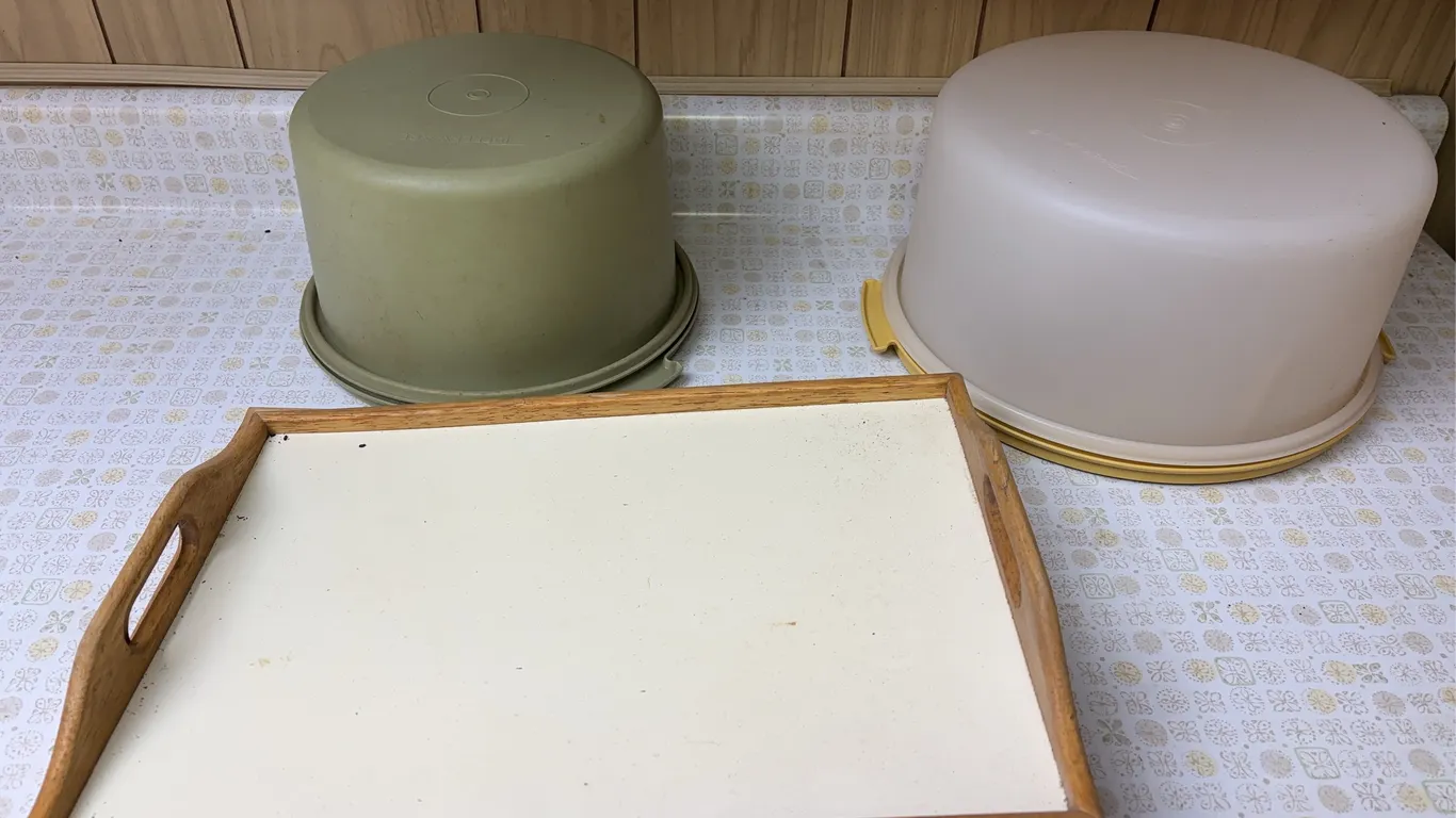 (2)- cake/pie carriers & (2)- trays