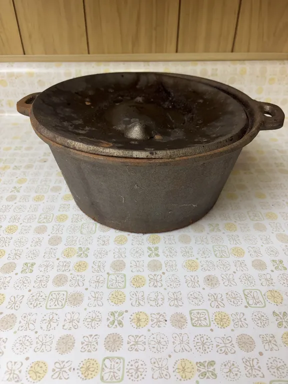 Cast iron Dutch oven