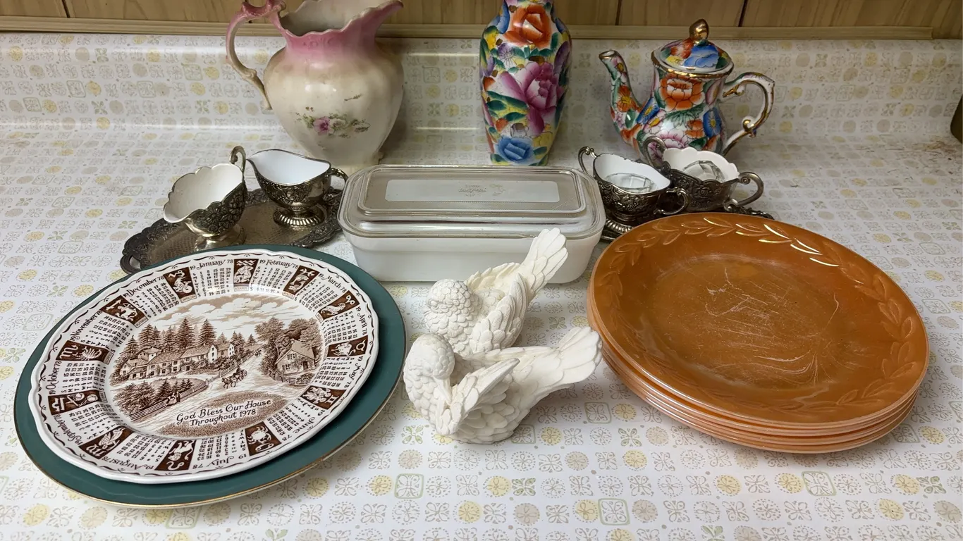 Fire king dish ( is chipped) decor & more