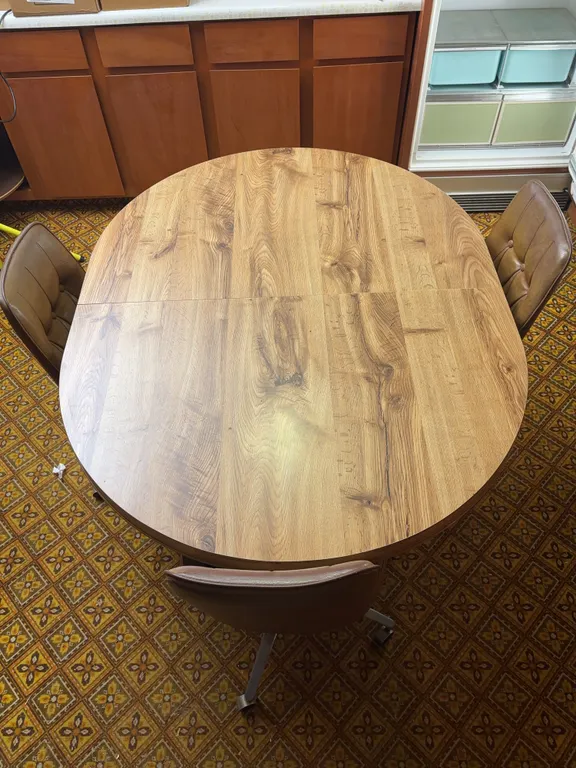 Oval table & 3 chairs. ( table is 41.5�W x 53.5�L x 29�H )