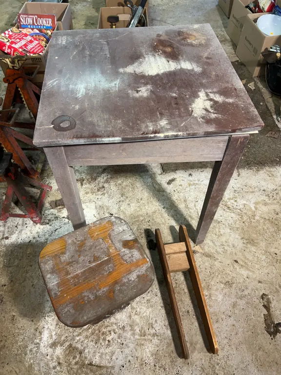 End table with swivel top ( 21�W x 21�L x 25�H )