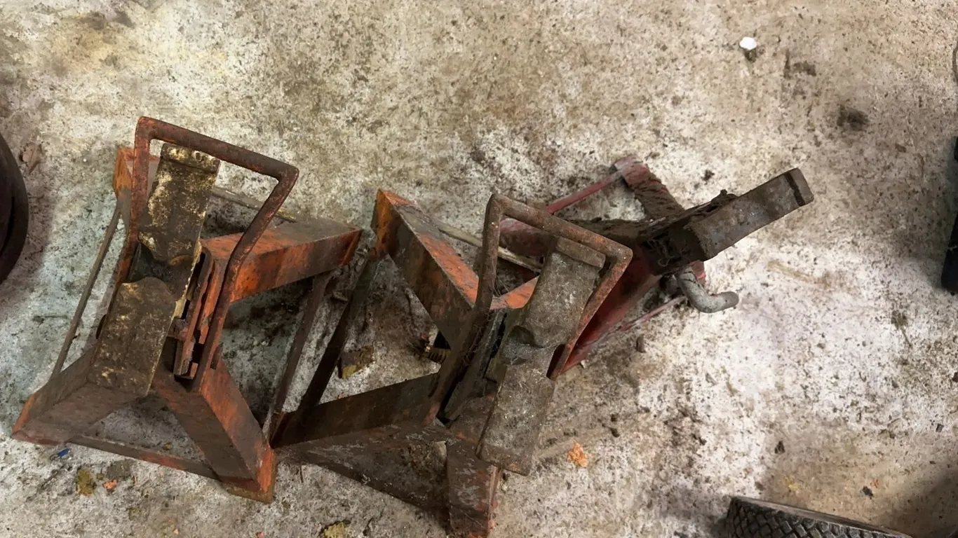 Floor jacks