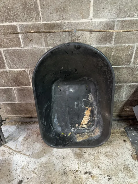 Wheelbarrow tray