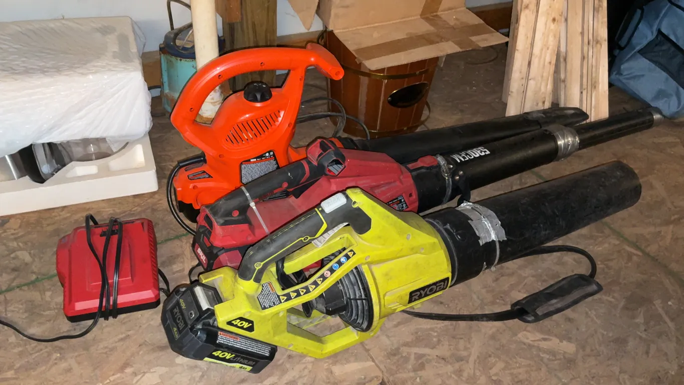 3 leaf blowers, includes 1 charger