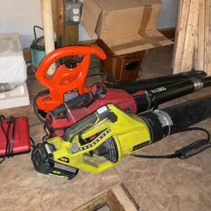 3 leaf blowers, includes 1 charger