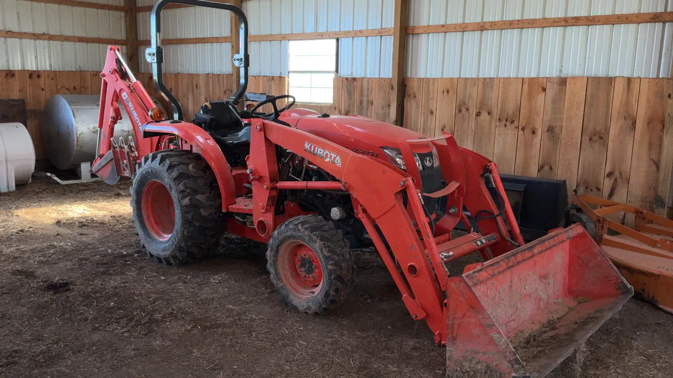 Kubota L3301 4WD tractor, 776 hours w/front end loader and back hoe