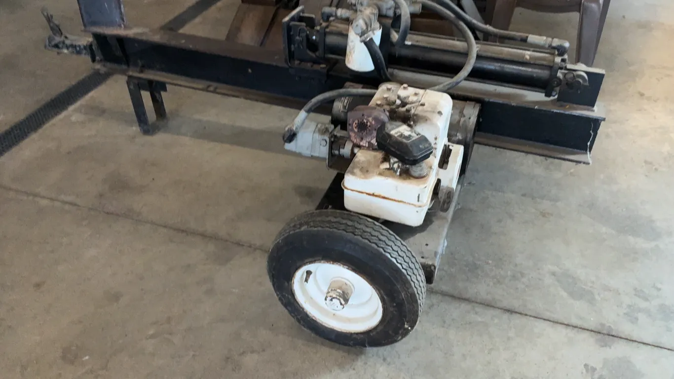 Log splitter w/ Briggs motor, sat for a while, as is