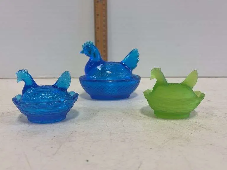 (3) mini Boyd's glass hens on a nest