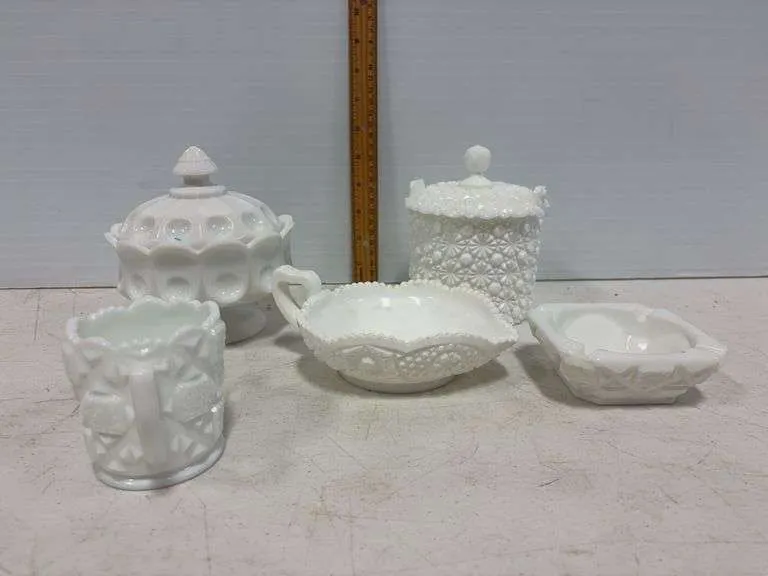 Fenton Daisy & Button dish w/ lid & other milk glass