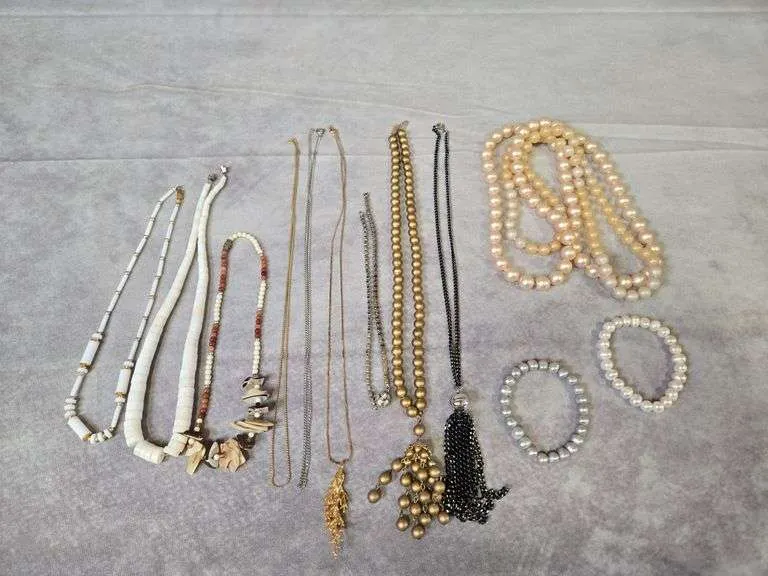 Assortment of necklaces & water pearl bracelets- includes chains, shell beaded, & more