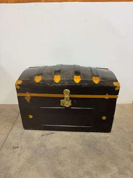 Vintage humpback trunk- 32"x17"x20"