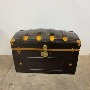 Vintage humpback trunk- 32"x17"x20"
