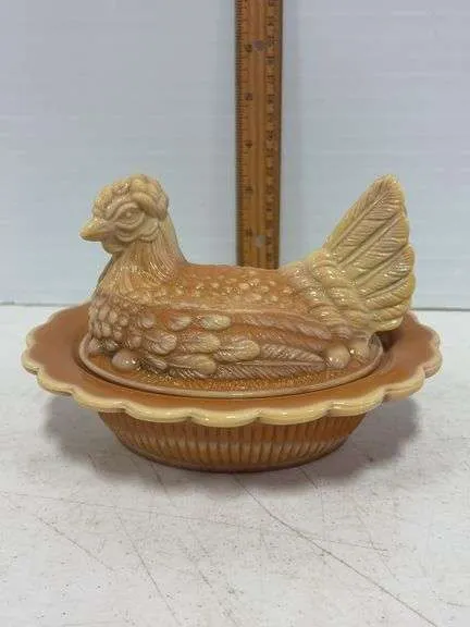 Slag glass hen on a nest
