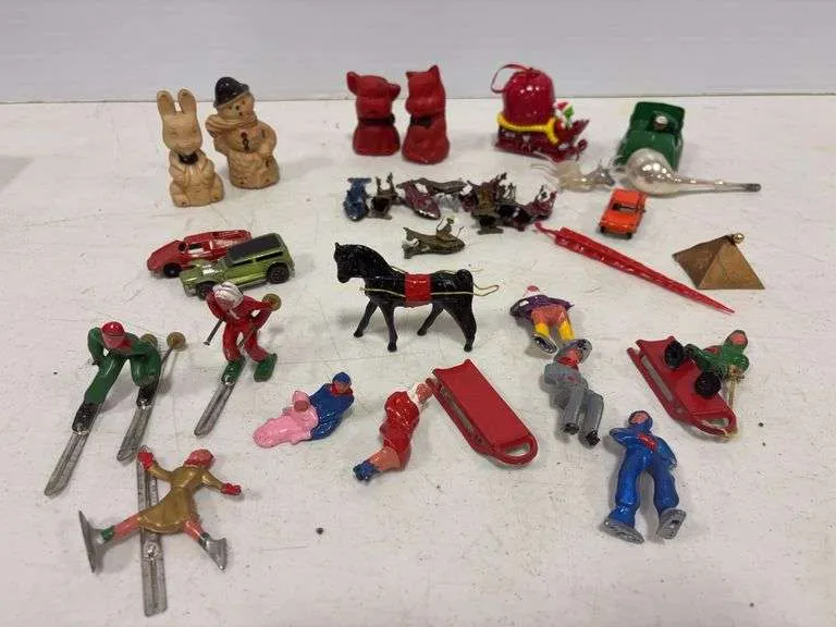 Vintage lead mini figurines, metal clips & misc