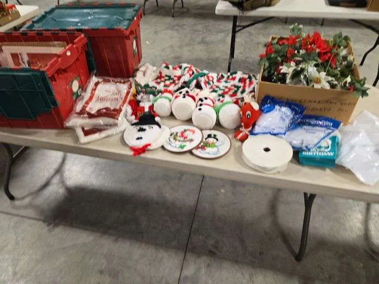 (2) totes w/ Christmas crocheted items, floral & more