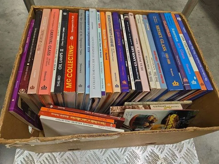 Large selection of glassware & pottery books
