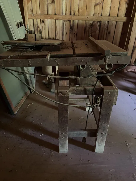 Table saw (has wooden work surface)