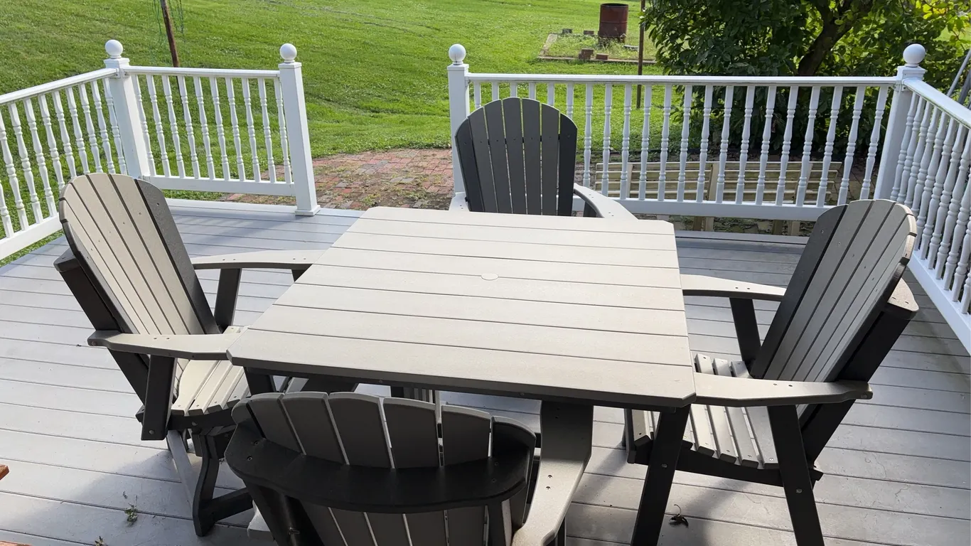 Polly table & chairs (2 chairs swivel)