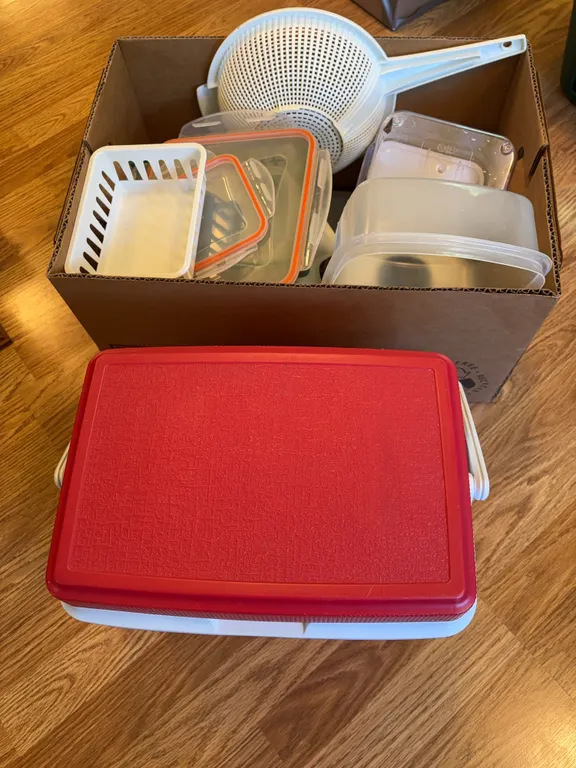 Rubbermaid lunchbox/cooler and storage containers
