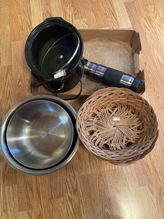 Mixing bowls & crock pot