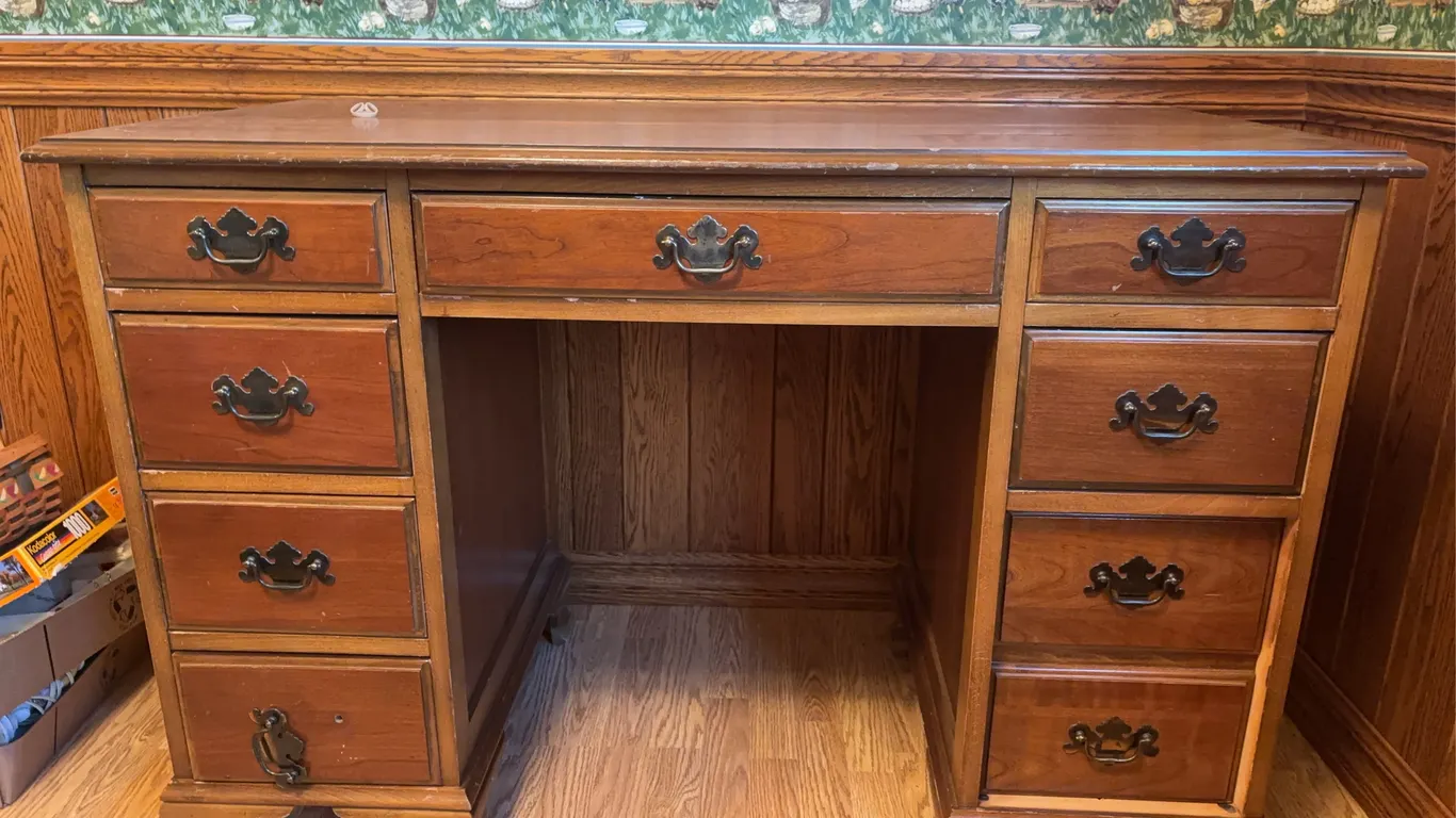Desk (22�W x 44�L x 30�H )