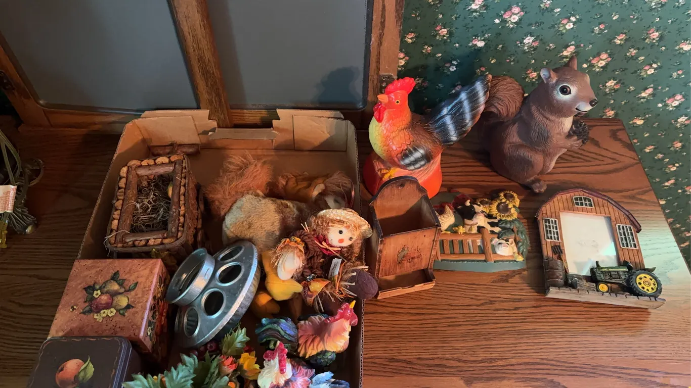 Miscellaneous decor