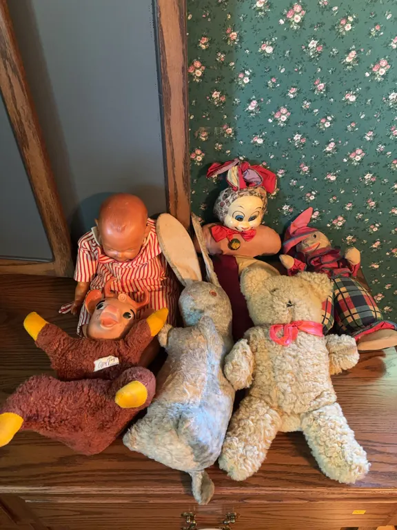 Teddy bears & dolls