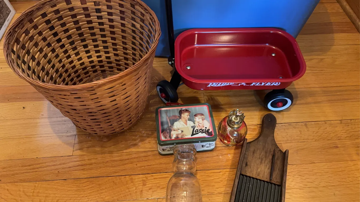 Small toy wagon, decor & more