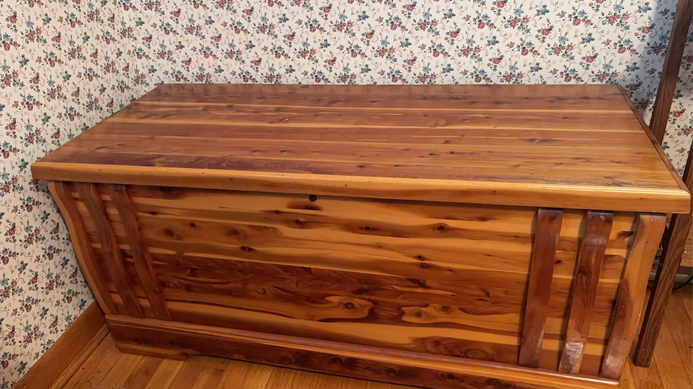 Cedar chest ( 20.5�W x 47.5�L x 21.5�H )