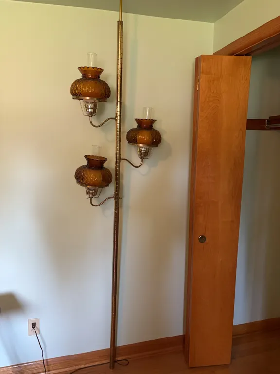 Tension pole floor lamp