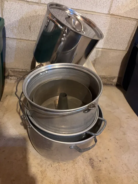 Assorted kitchenware