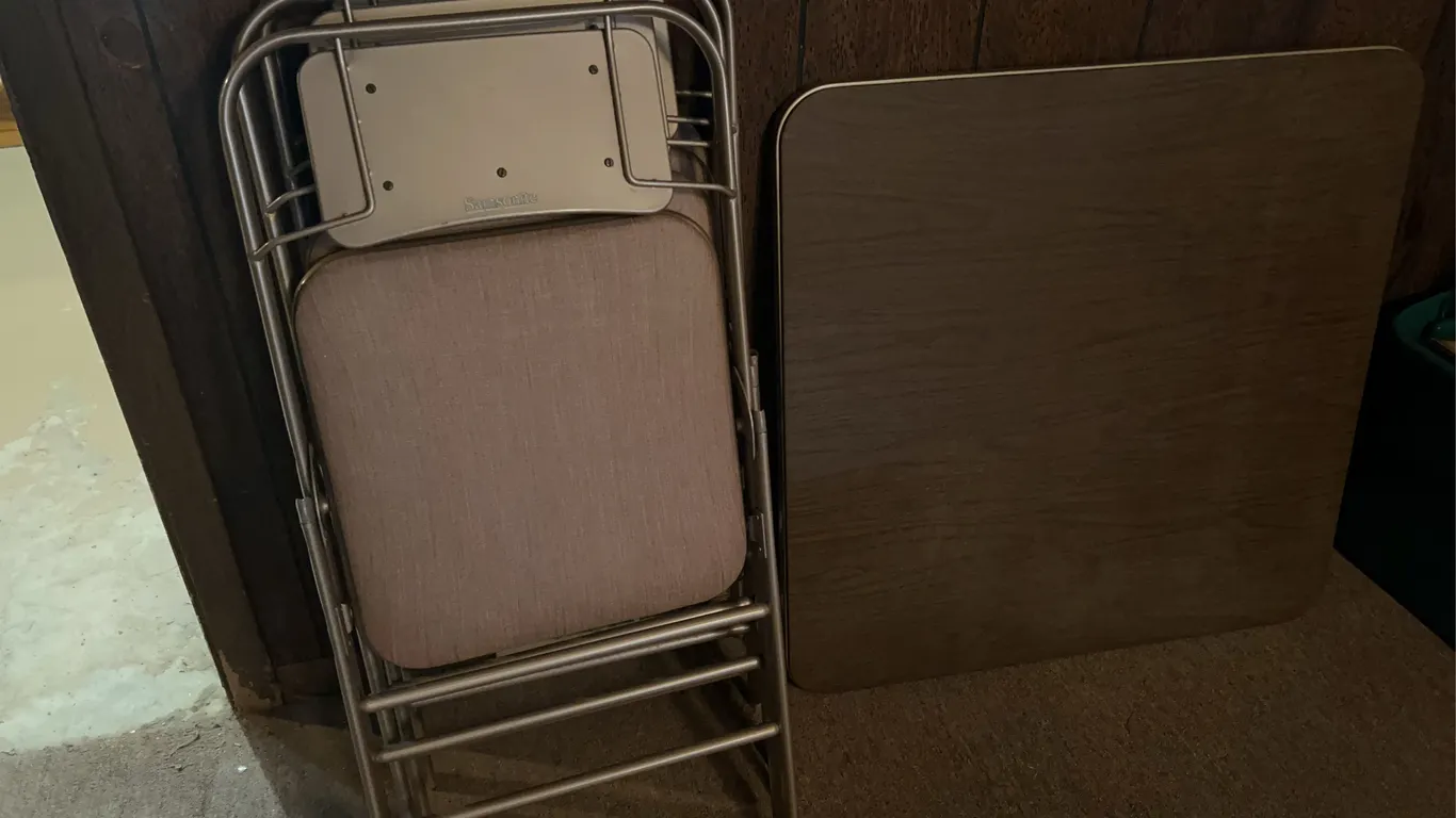 Card Table W/ (4) Samsonite Folding Chairs