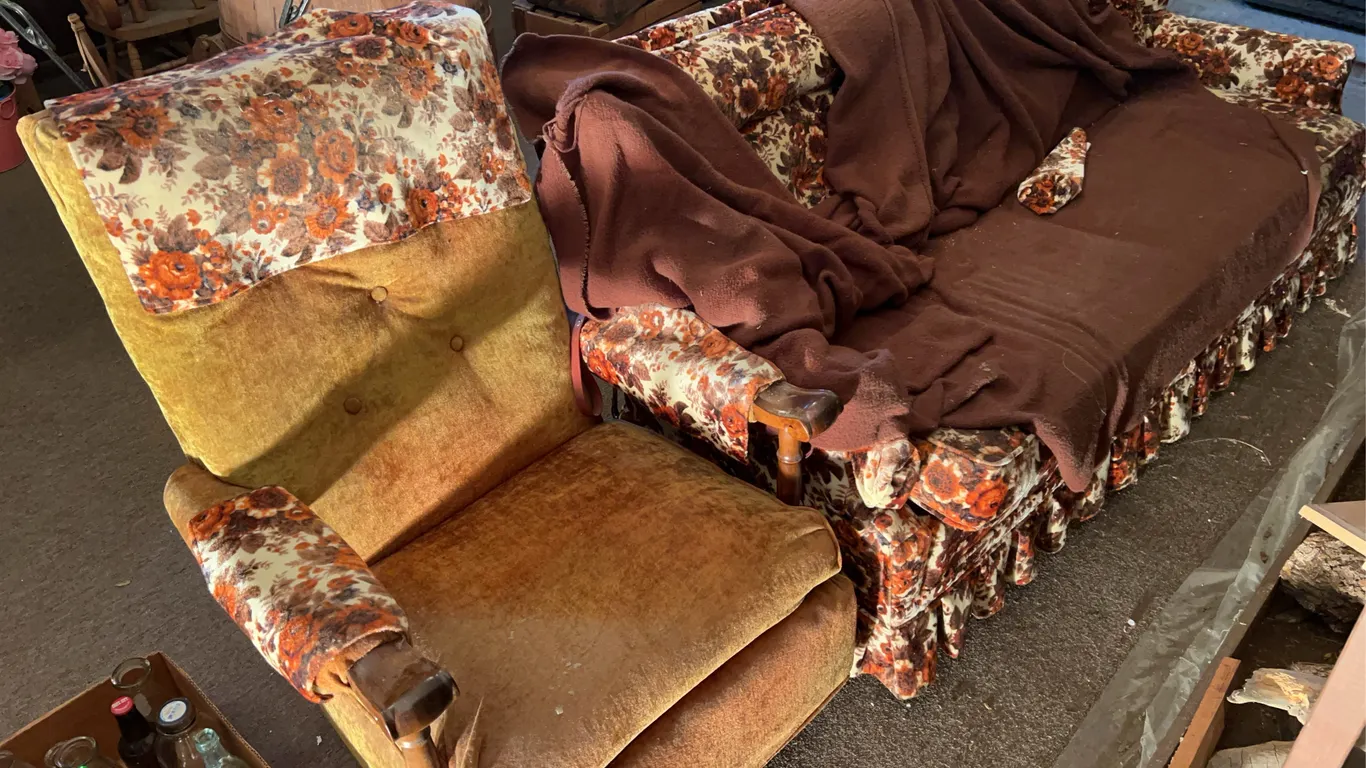Vintage Matching Sofa & Recliner W/ Floral Pattern -Located in Basement
