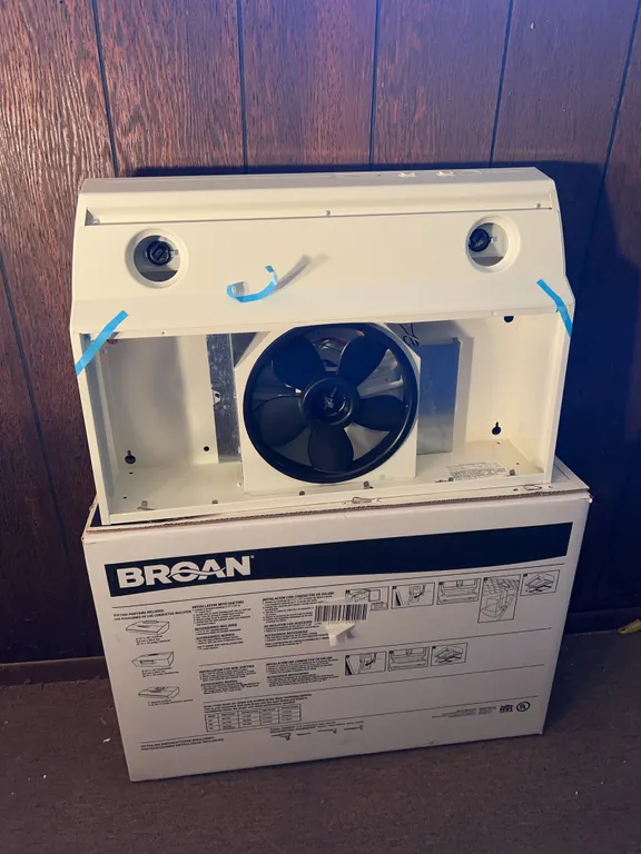 Broan White Under-Cabinet Range Hood Kitchen Ventilation Exhaust Fan W/ Box