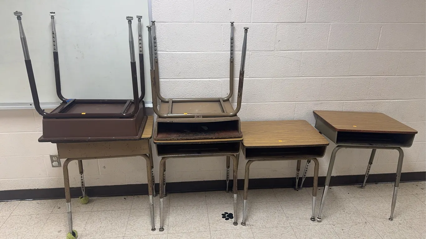 (6) School Desks