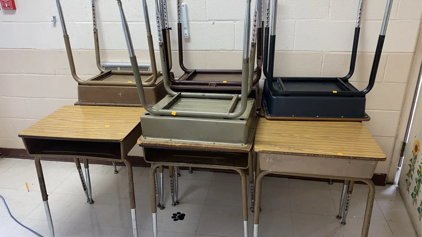 (10) School Desks