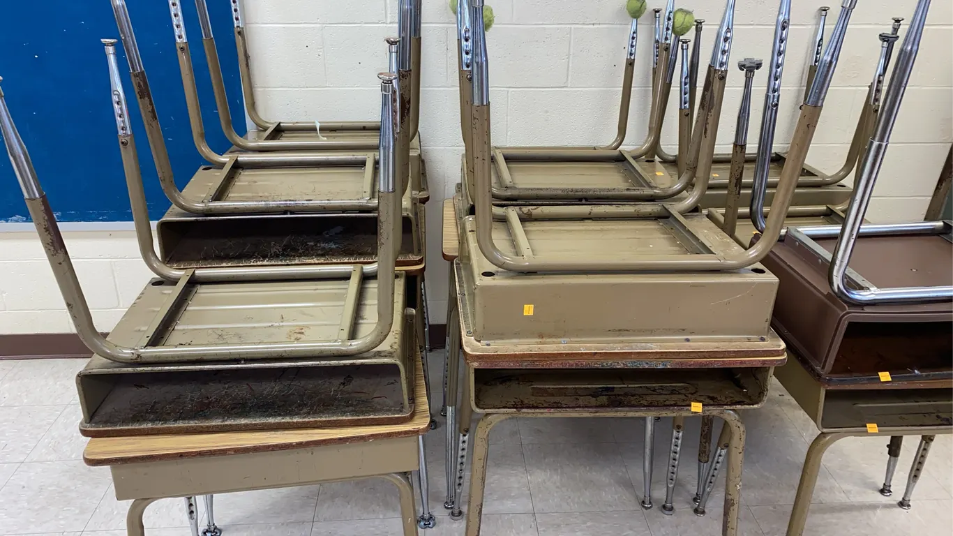 (18) School Desks