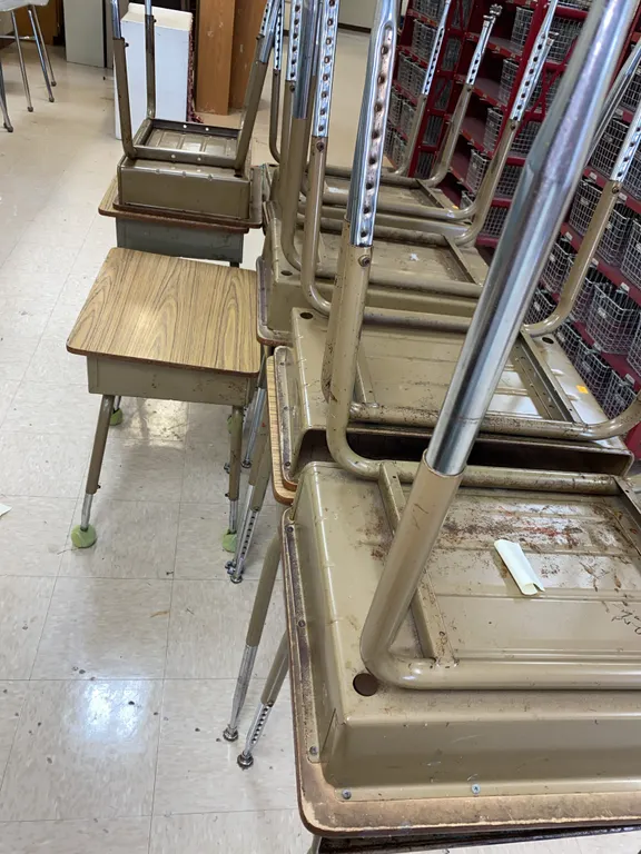 (13) School Desks