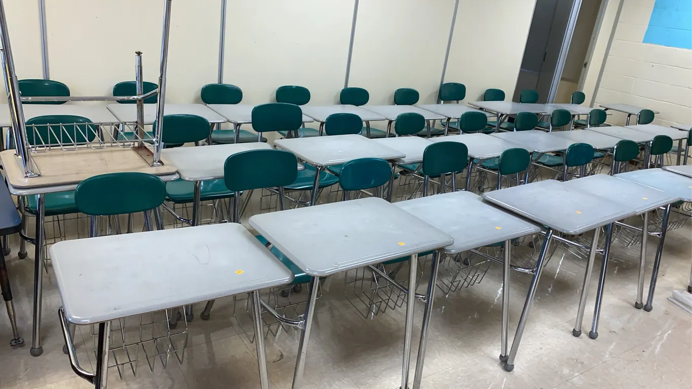 (30) School Desk’s