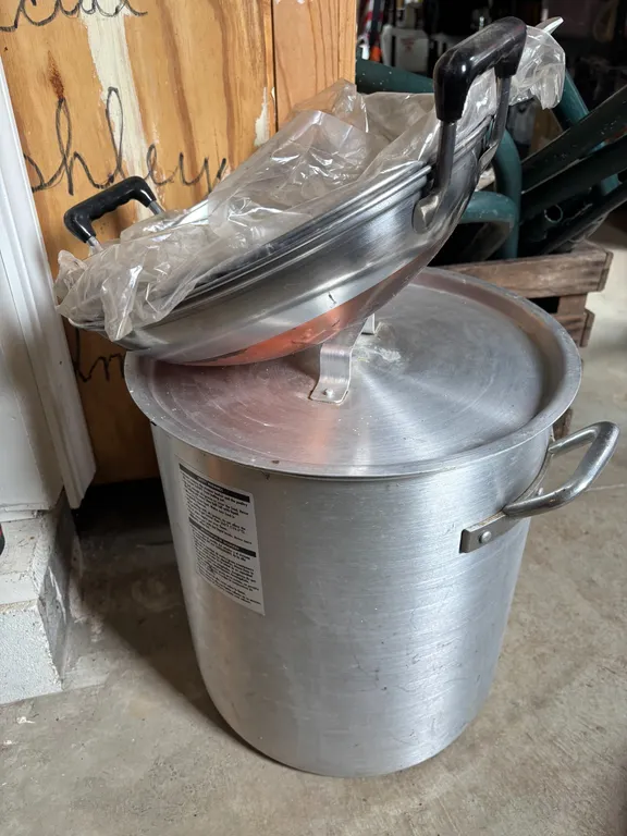 Turkey fryer pot and woks